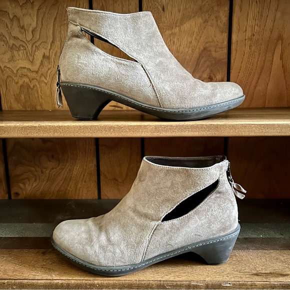 Dansko Beige Suede Side Cut Outs Bonita Back Zipper Ankle Booties, size 39 8.5 9 - Picture 7 of 12